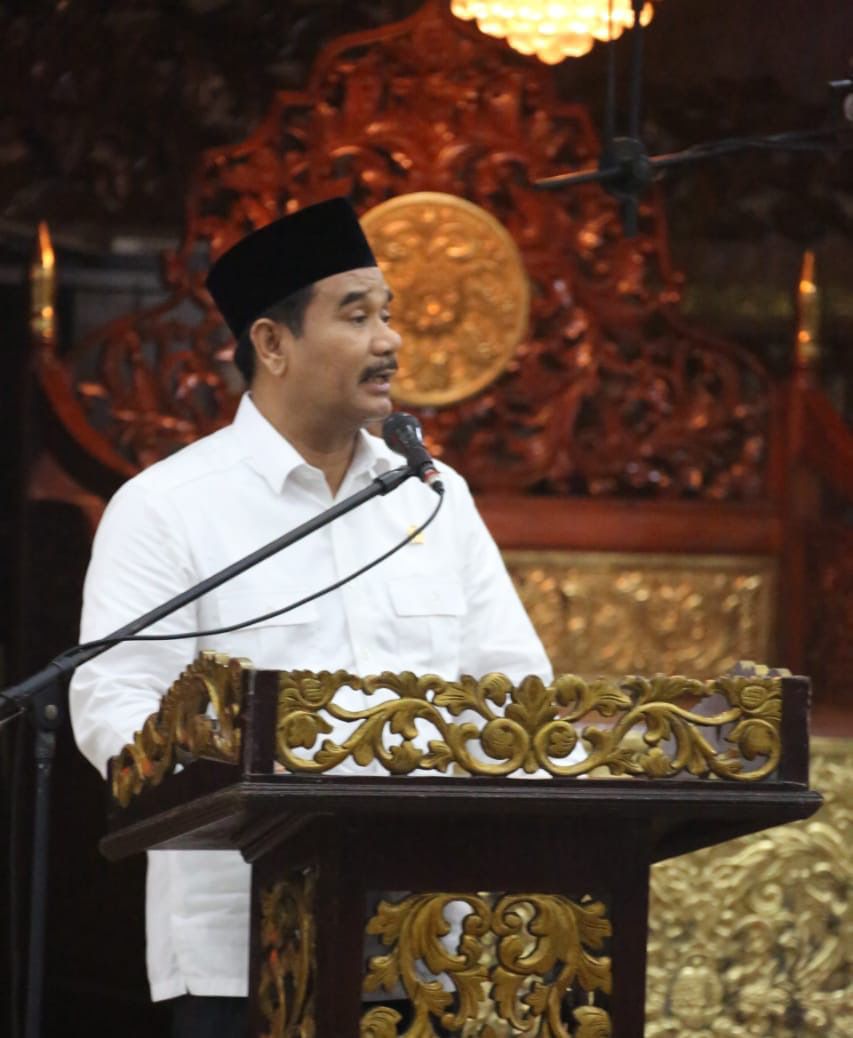Anggota DPR RI Dr. Ir. H. A.R Sutan Adil Hendra, MM memberikan ceramah dalam acara Isra Mi'raj.
