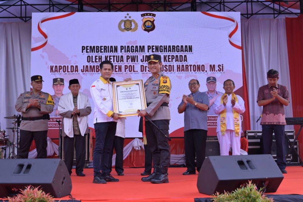 Bentuk Sinergisitas dan Apresiasi di HPN 2024, Ketua PWI Kota Jambi Berikan Penghargaan kepada Kapolda Jambi