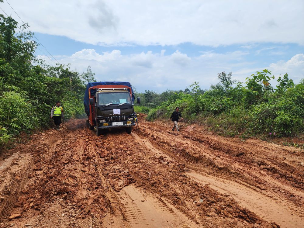 Jalan Becek dan Berlumpur, 4 Desa di Sumay Jadi Fokus Hari Pertama Distribusi Logistik Oleh KPU Tebo