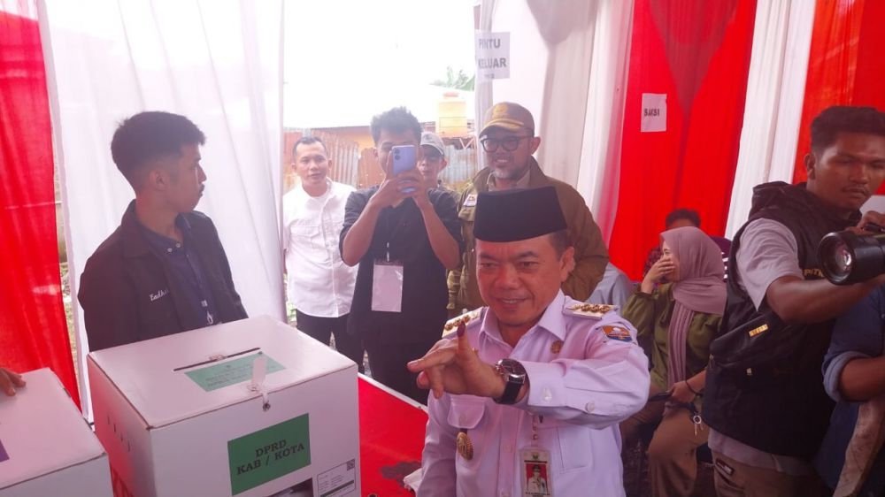 Gubernur Al Haris Salurkan Hak Pilihnya di TPS 32 Alam Barajo, Coblos Siang Hari dengan Status DPK