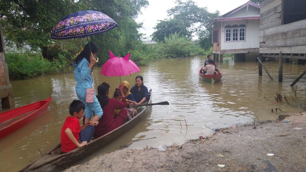 Gubernur Al Haris Tinjau TPS di Legok Yang Terdampak Banjir, RT Jemput Warga Dengan Perahu