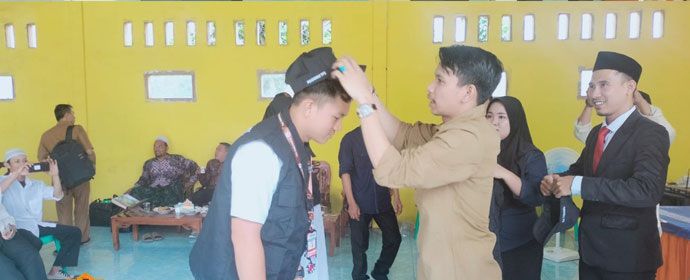 Anggota Bawaslu Muaro Jambi Dedi Wahyudi ketika melantik petugas pengawas Tempat pemungutan Suara (TPS) beberapa waktu lalu