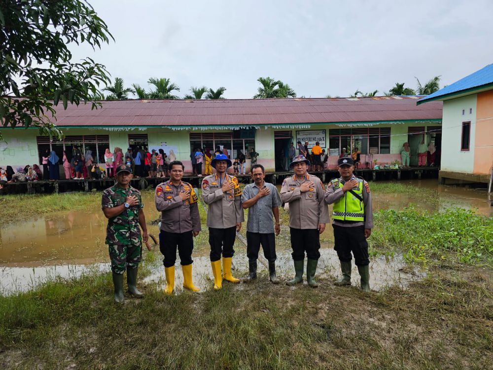 Gunakan Kapal Klotok, Dir Polairud dan Dir Binmas Polda Jambi Pantau Pengamanan TPS Daerah Terpencil
