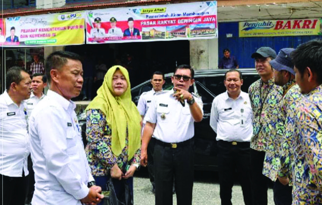 Walikota dan Sekda Sungai Penuh serta Plt. Direktur Logistik Kamendagri dan perwakilan Balai Prasarana Pemukiman Wilayah PUPR Provinsi Jambi saat meninjau lokasi Rencana Pembangunan Pasar Rakyat Beringin Jaya.