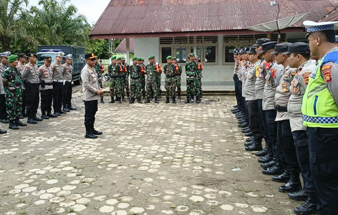 Kapolres Bungo selaku Kaops mengecek pasukan pengamanan pleno rekapitulasi suara tingkat kecamatan.