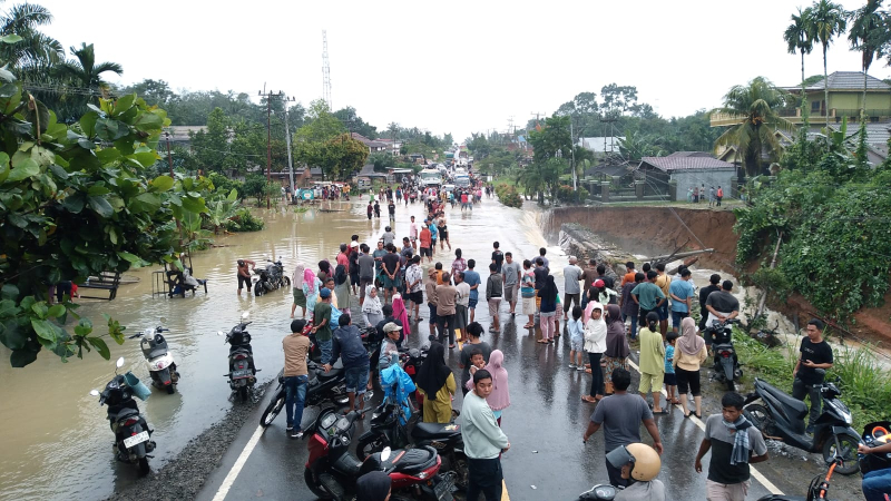 Jalan Lintas Sumatera di Kampung Tukum 2, dusun Sirih Sekapur, Kecamatan Jujuhan, kabupaten Bungo diterjang banjir dan longsor