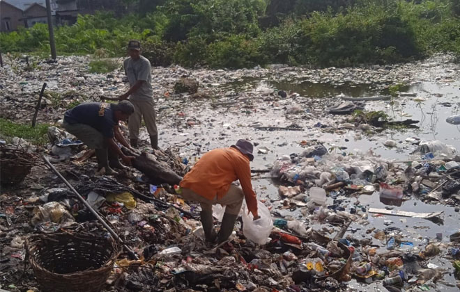 Gotong Royong! Pemkot Jambi Turunkan Alat Berat Bersihkan Tumpukan Sampah di Telanaipura