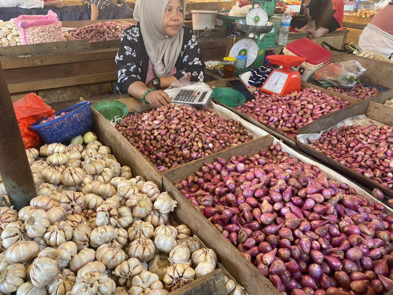 Pedagang bawang menunggu pembeli di pasar Angso Duo (29/2) kemarin.