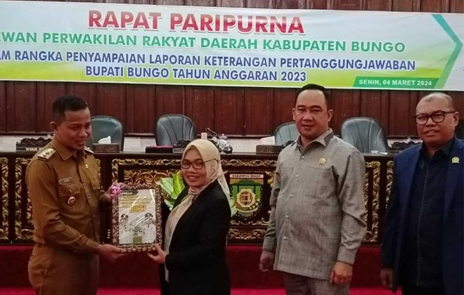 Wakil Bupati Bungo menyerahkan LKPJ Bupati Bungo TA 2023 kepada pimpinan DPRD Bungo.