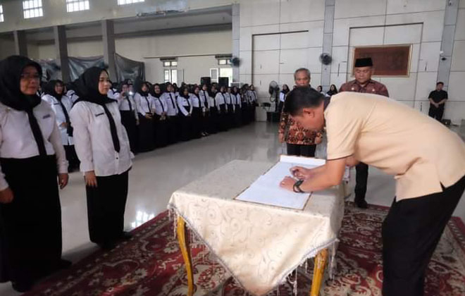 Pj Muaro Jambi, Bachyuni Deliansyah, SH., MH, menyerahkan SK 776 PPPK di lingkungan Pemkab Muaro Jambi formasi tahun 2023 di Gedung Serbaguna, Perkantoran Bupati Muaro Jambi, Bukit Cinto Kenang, Bukit Baling.