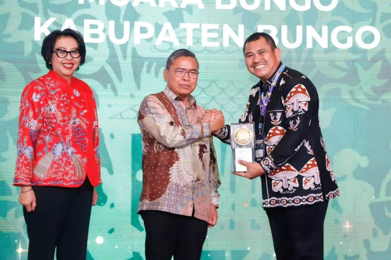 PENGHARGAAN : Bupati Bungo H. Mashuri menerima piala Adipura 2023 dari Kementerian KLHK 