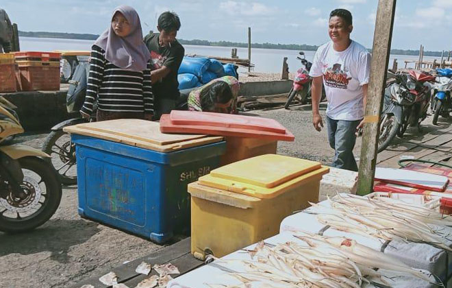 Salah satu tempat penampung tangkapan hasil nelayan di Kecamatan Kuala Jambi, Kabupaten Tanjabtim,