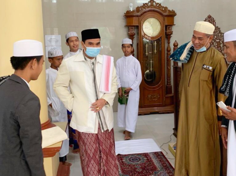 Anggota DPR RI, Dr. Ir. H. A.R. Sutan Adil Hendra, MM ketika menghadiri pengajian di salah satu masjid di Kota Jambi.

