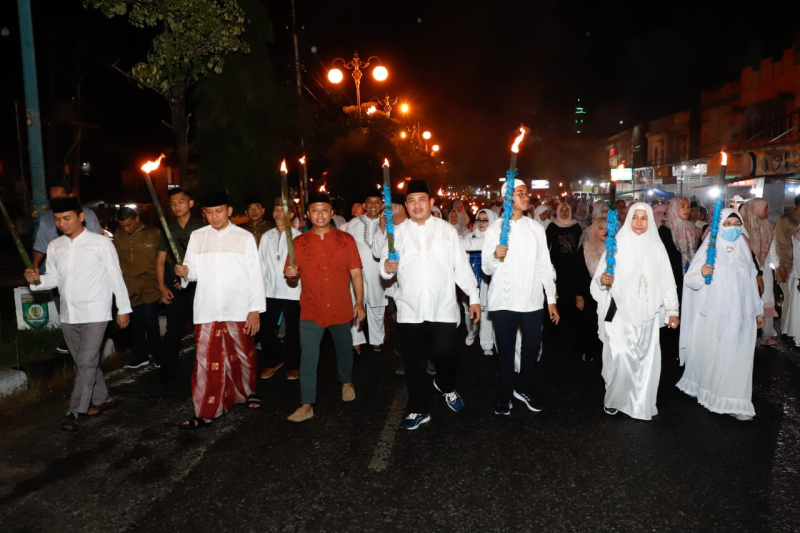 PAWAI OBOR: Bupati bersama wakil Bupati Bungo dan Unsur Forkopimda menggelar pawai obor dalam rangka menyambut bulan suci ramadan