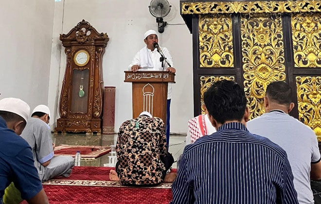 Bupati Bungo H. Mashuri menyampaikan sambutan dihadapan jamaah sholat tarawih di masjid Agung Al Mubaroq Muara Bungo