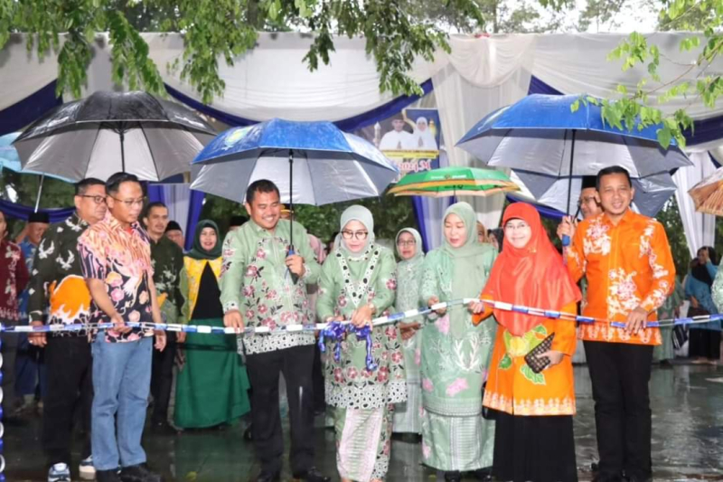 Bupati dan wakil Bupati Bungo serta Ketua GOW mendampingi peresmian Bazar Ramadhan oleh Ketua TP PKK Kabupaten Bungo

