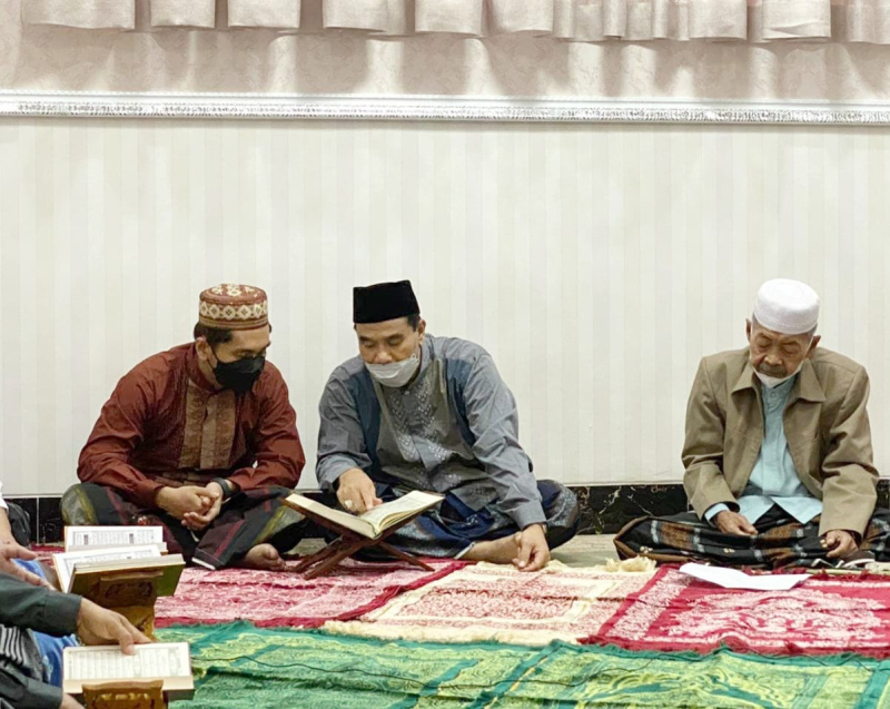 Anggota DPR RI, Dr. Ir. H. A.R. Sutan Adil Hendra, MM bersama keluarga mengisi waktu dengan ibadah baca Qur'an, buka puasa hingga sholat taraweh bersama di Masjid. 