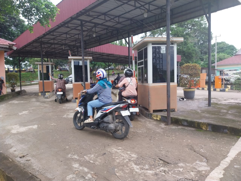 Alat parkir Pasar Angso Duo rusak sejak satu tahun lalu. Kondisi ini berpotensi ,erugikan pendapatan daerah.

