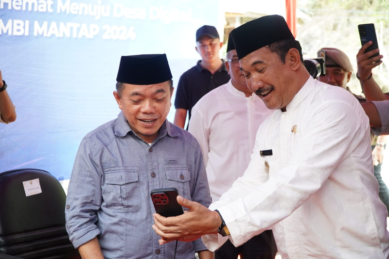 Gubernur Jambi Al Haris bersama Pj Bupati Kerinci Asraf melakukan uji coba jaringan tower repeater GSM Muara Hemat dengan melakukan VC dengan Pj Bupati Merangin.