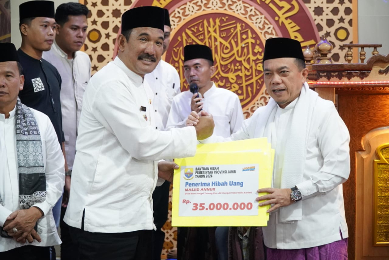 Safari Ramadhan Pertama di Kerinci, Gubernur Al Haris Serahkan Bantuan CSR