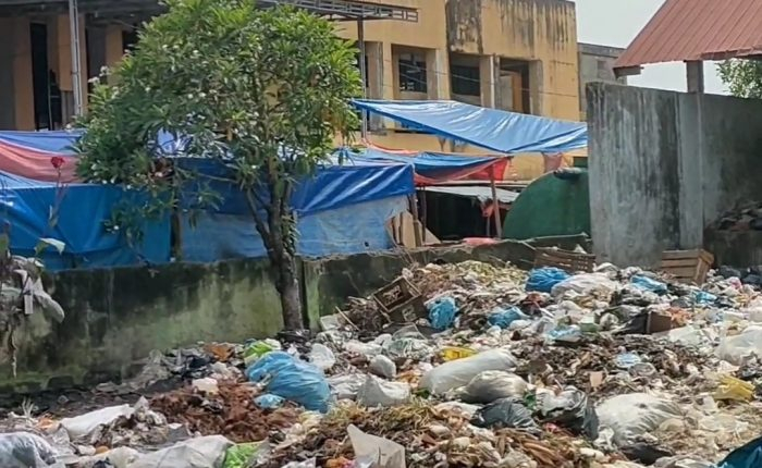 Tumpukan sampah selalu terjadi di Pasar Atas Muara Bungo dan mengeluarkan bau tidak sedap