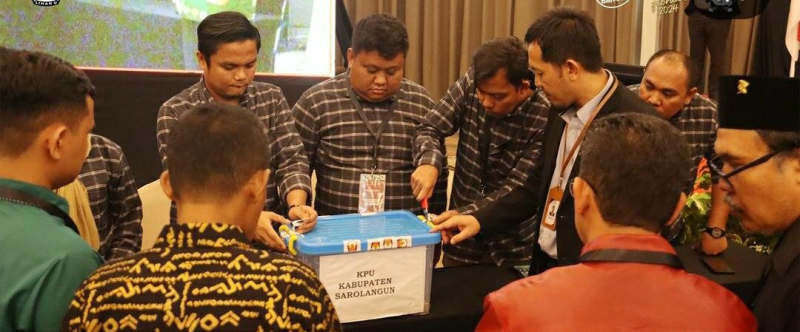 Komisioner KPU Kabupaten sarolangun ketika membuka box hasil rekapitulasi untuk disampaikan pada rapat pleno tingkat Provinsi Jambi. 