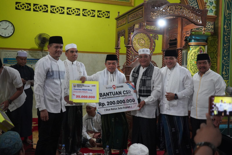Gubernur Jambi Dr. H. Al Haris, S.Sos, MH Menyerahkan Bantuan Pembangunan Masjid saat Safari Ramadhan di Kabupaten Sarolangun.