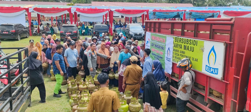 Ibu-ibu Serbu Truk Pengangkut Tabung Gas 3 Kg