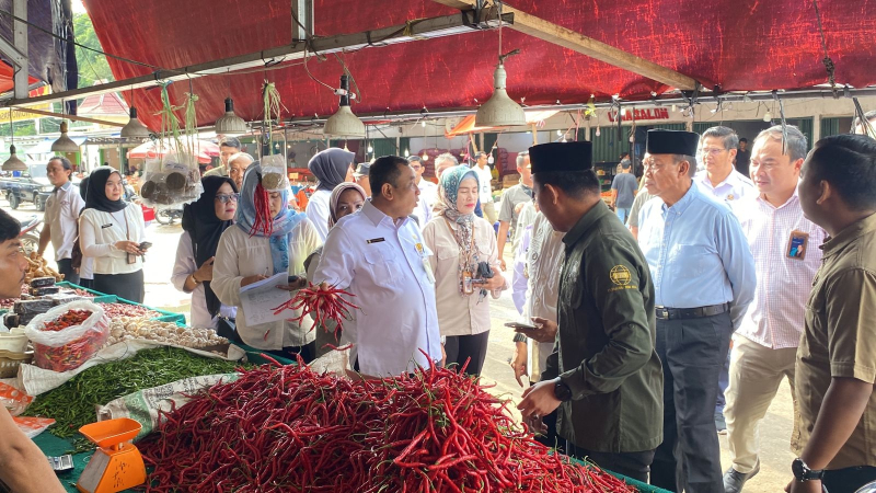 Deputi Kerawanan Pangan dan Gizi Bapanas Nyoto Suwignyo saat melakukan monitoring bahan pangan di Pasar Angso Duo Jambi. 

