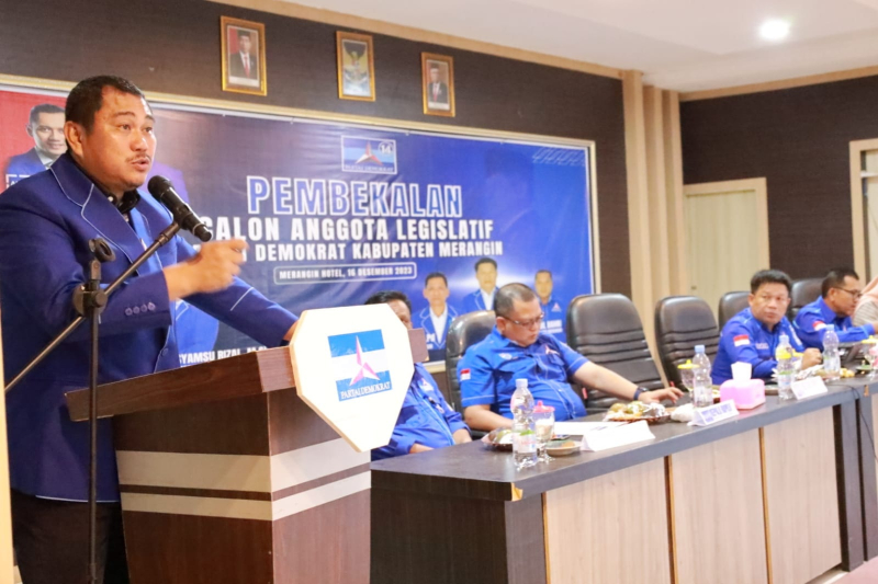 PEMBEKALAN : Ketua DPD Demokrat Provinsi Jambi, Mashuri ketika memberikan sambutan pada acara pembekalan Bacaleg menghadapi Pemilu 14 Februari 2024 kemarin.