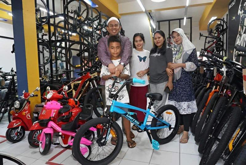 HAR saat membelikan sepeda untuk anak penjual kerupuk jengkol di Kota Jambi.