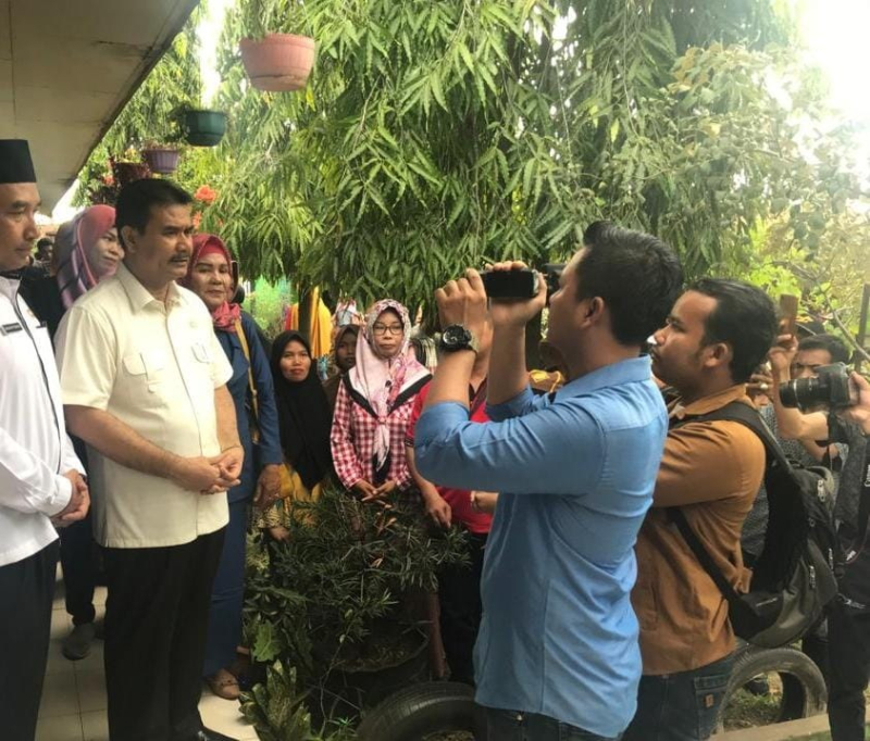 Anggota DPR RI Dr. Ir. H. A.R. Sutan Adil Hendra, MM diwawancarai awak media usai mengunjungi salah satu pasar di Provinsi Jambi. 

