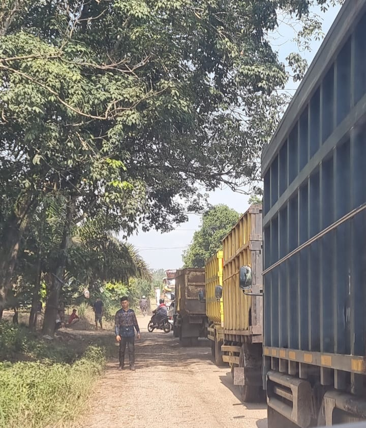 Kondisi jalan umum Sarolangun menuju pelabuhan terdekat di Batanghari macet akibat batu bara. Gubernur mengindikasikan akan menghentikan aktivitas angkutan batu bara hingga lebaran. 