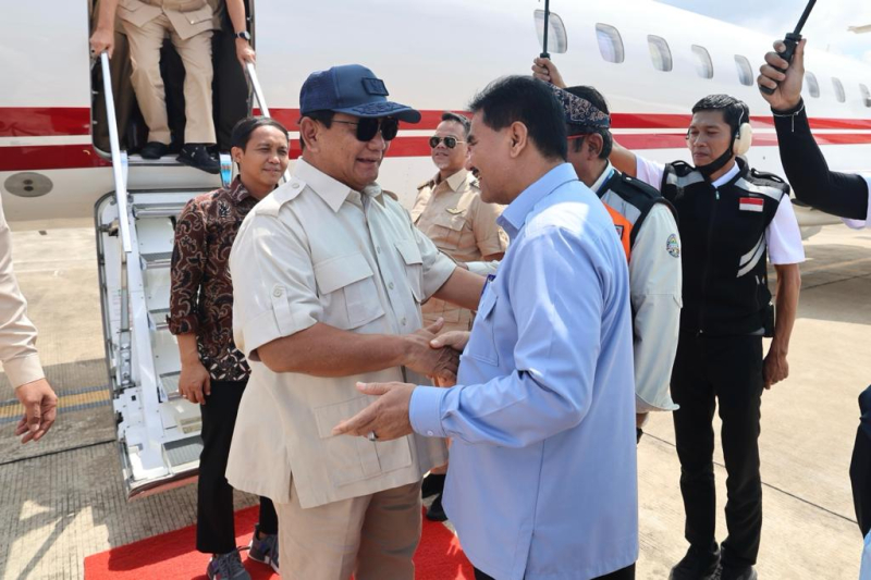 Anggota DPR RI Dr. Ir. H. A.R. Sutan Adil Hendra, MM ketika menyambut kedatangan Ketua Umum Gerindra Prabowo Subianto di Bandara Sultan Thaha Jambi.  