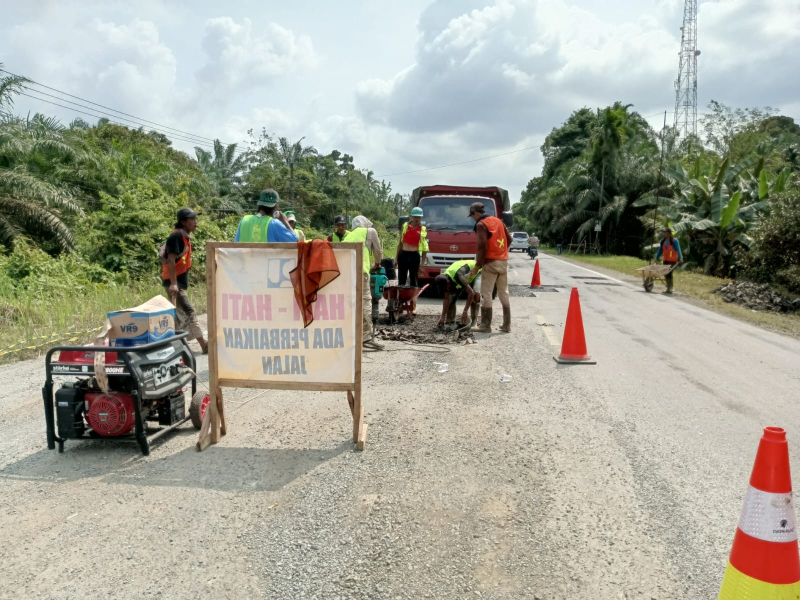 PERBAIKI JALAN: Perbaikan jalan yang dilakukan pihak BPJN menjelang arus mudik 2024. 