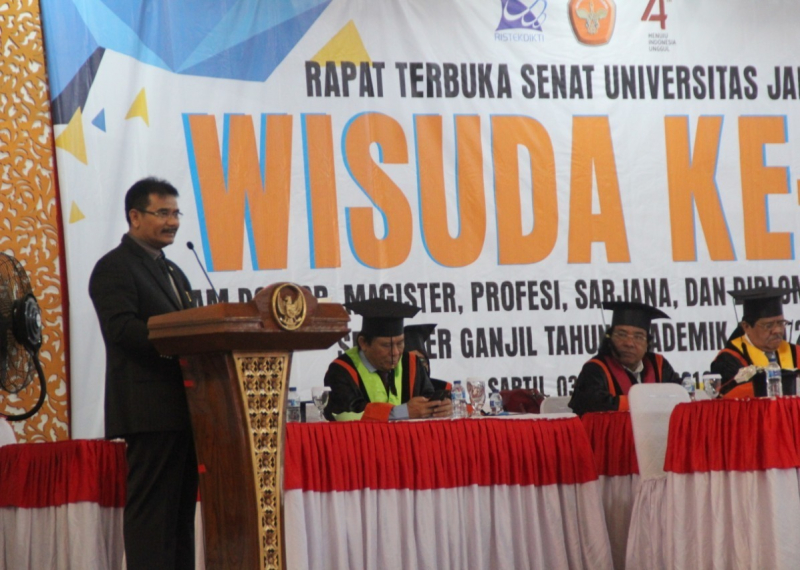 Anggota Komisi IX DPR RI Dr. Ir. H. A.R. Sutan Adil Hendra, MM ketika memberikan sambutan dalam acara Wisuda Universitas Jambi. 