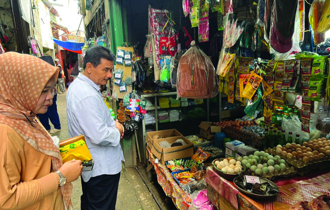 Anggota DPR RI, Dr. Ir. H. A.R. Sutan Adil Hendra, MM ketika memantau harga sembako di salah satu pasar di Kota Jambi belum lama ini.