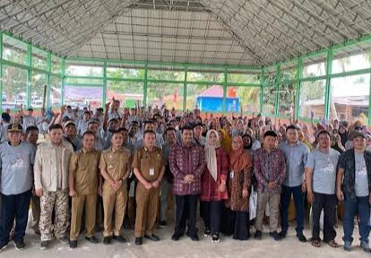 Anggota DPR RI, Dr. Ir. H. A.R. Sutan Adil Hendra, MM bersama keluarga besarnya dalam sebuah kesempatan di kawasan Telanaipura, Kota Jambi. 