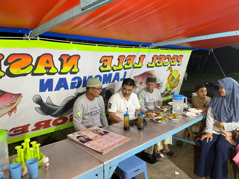 Anggota Komisi IX DPR RI Dr. Ir. H. A.R. Sutan Adil Hendra, MM bertemu warga ketika makan di salah satu warung di Jambi.
