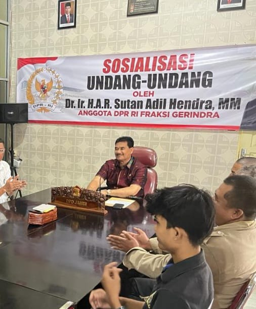 Anggota Komisi IX DPR RI Dr. Ir. H. A.R. Sutan Adil Hendra, MM ketika memimpin rapat di rumah aspirasi di kawasan Telanaipura, Kota Jambi. 