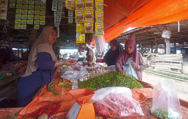 Pedagang bahan pokok di Pasar Tradisional Sengeti.