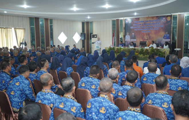 PJ Walikota Jambi Sri Purwaningsih saat membuka Diklat Pemadam 1, di aula Mako Damkar Kota Jambi, Rabu (24/4/2024).