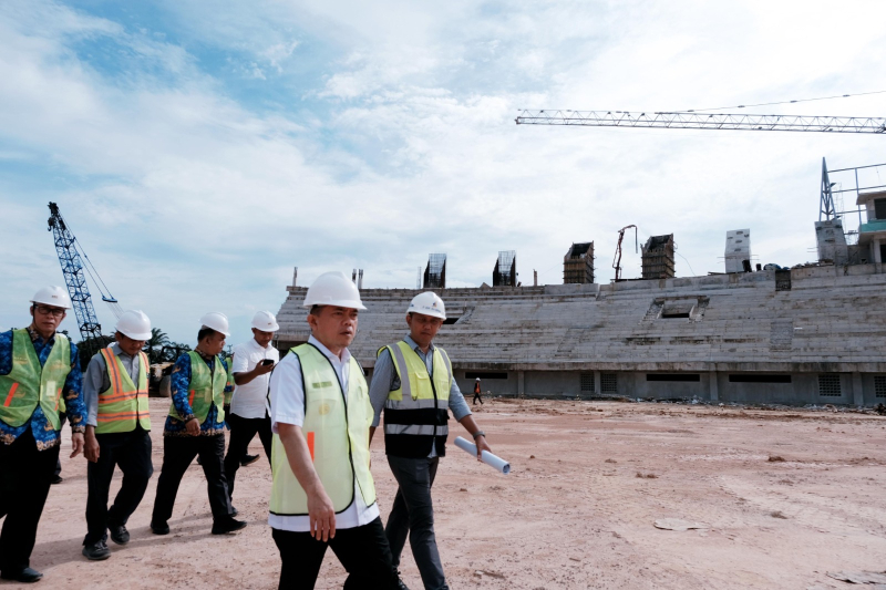 Gubernur Jambi Al Haris saat meninjau proyek multiyears stadion pemprov Jambi di Pijoan Muaro Jambi.