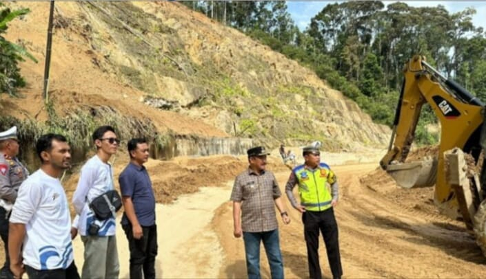 Dapat Info Longsor Puncak, Pj Bupati Asraf Langsung Turun Cek