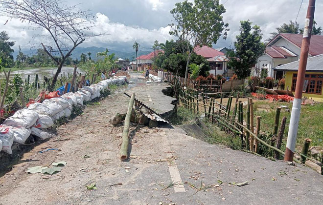 Jalan penghubung Desa Pinggir Air Kecamatan Tanah Kampung untuk akses masyarakat, amblas.