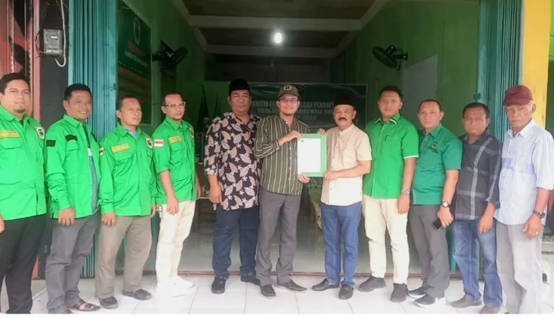 Muhammad Fauzi mengambil formulir pendaftaran Cabup di Kantor DPC PPP Sarolangun