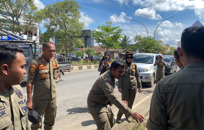 Petugas saat melakukan penertiban pedagang Kakilima di trotoar jalur dua Sengeti.