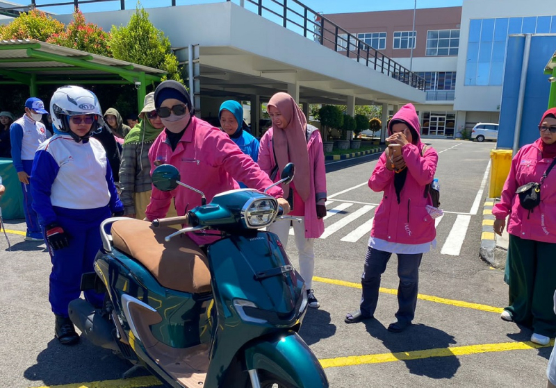 Safety Riding_Kartini_01&02: PT Astra Honda Motor (AHM) mengajak pengendara wanita mengikuti simulasi berkendara aman namun tetap stylish yang dilakukan di AHM Safety Riding & Training Center Deltamas pada Senin, 29 April 2024.