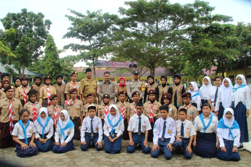 Anggota Komisi IX DPR RI, Dr. Ir. H. A.R. Sutan Adil Hendra, MM mengunjungi salah satu sekolah di Provinsi Jambi.

