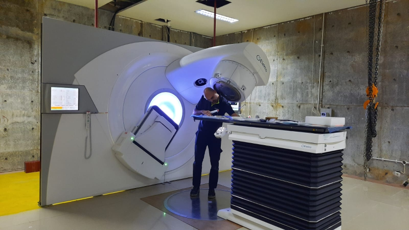 Tim Ahli dari Turki saat Pemasangan dan Setting Alat Linac di Gedung Radioterapi RSUD Raden Mattaher. 

